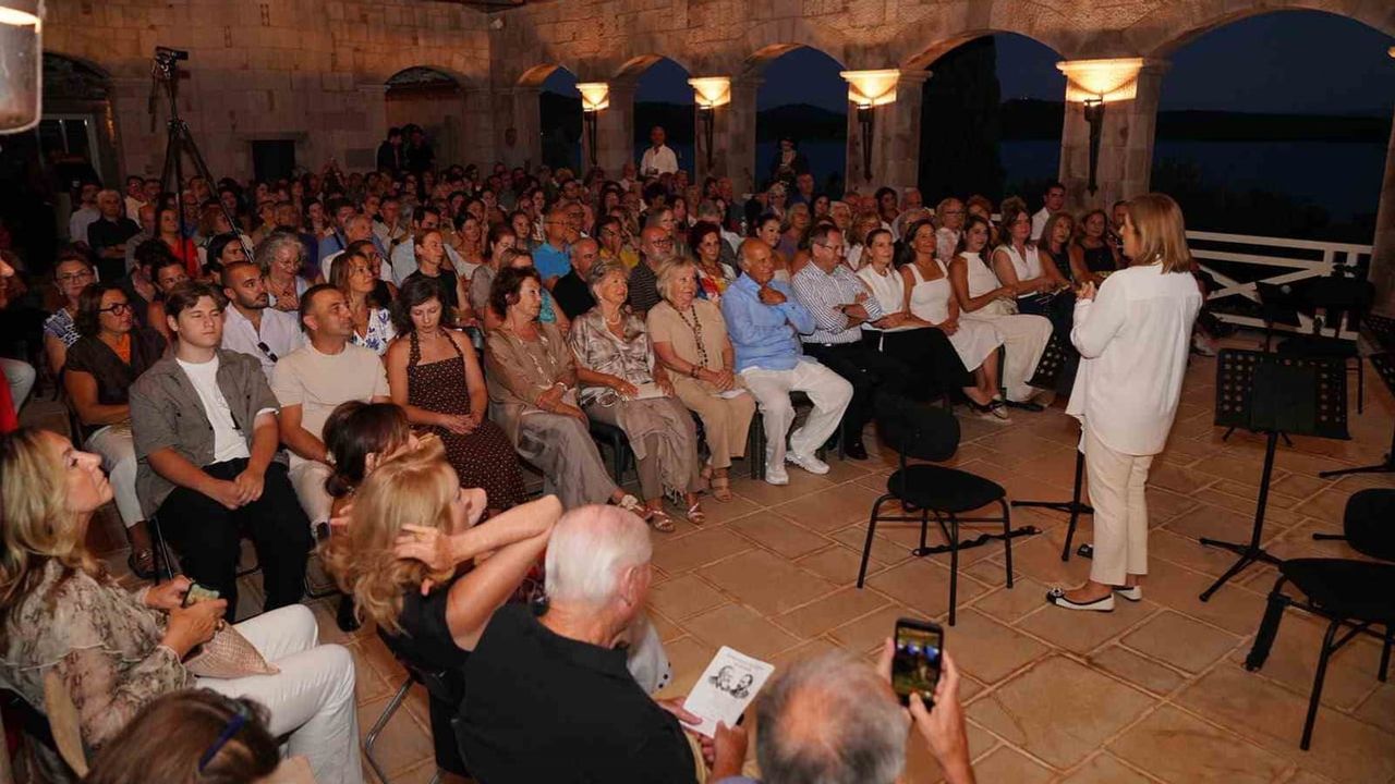 Ayvalık'ta AIMA müzik festivali Cunda Adası'nda açıldı, kent sanatına canlılık kattı