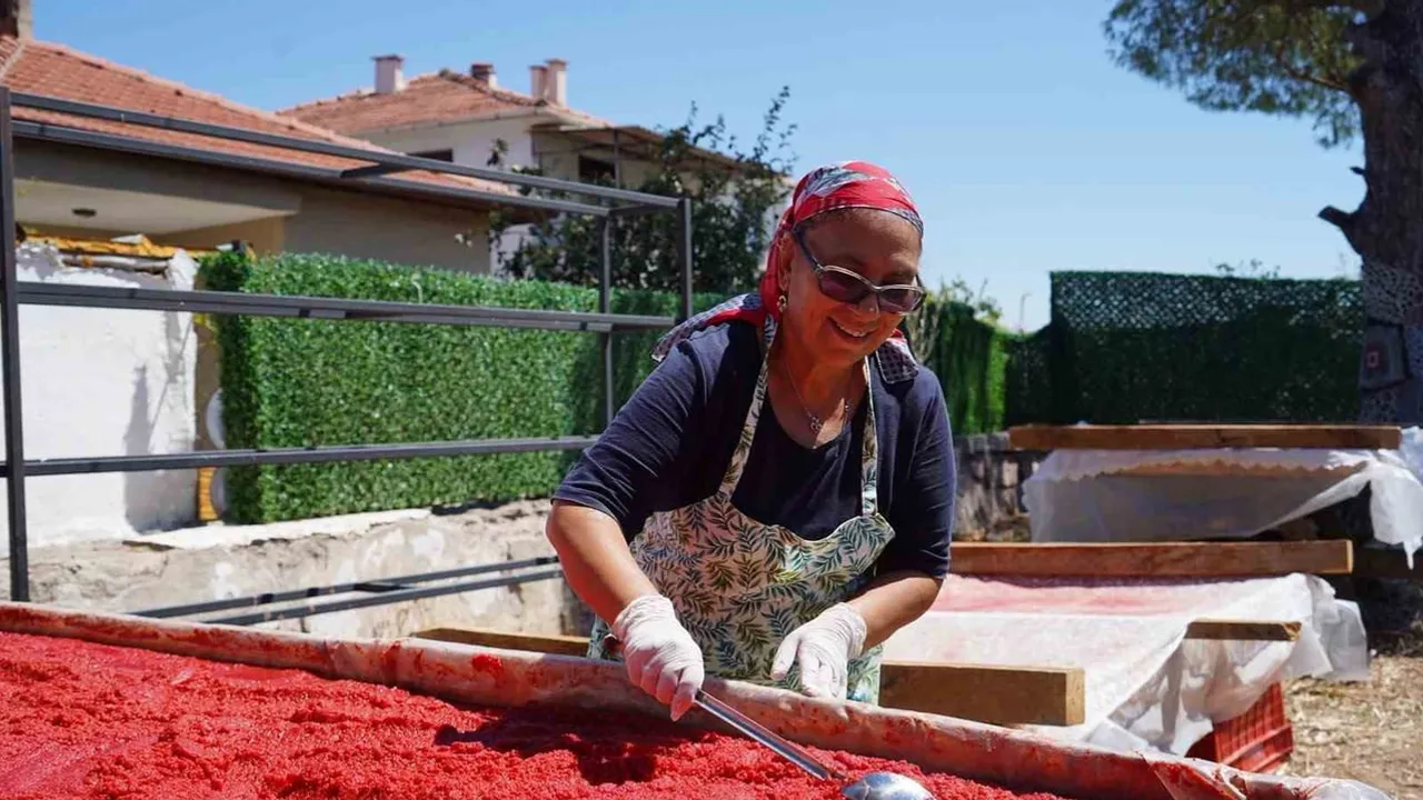 Ayvalık'ta kadın emeği güneşte lezzet kazanıyor