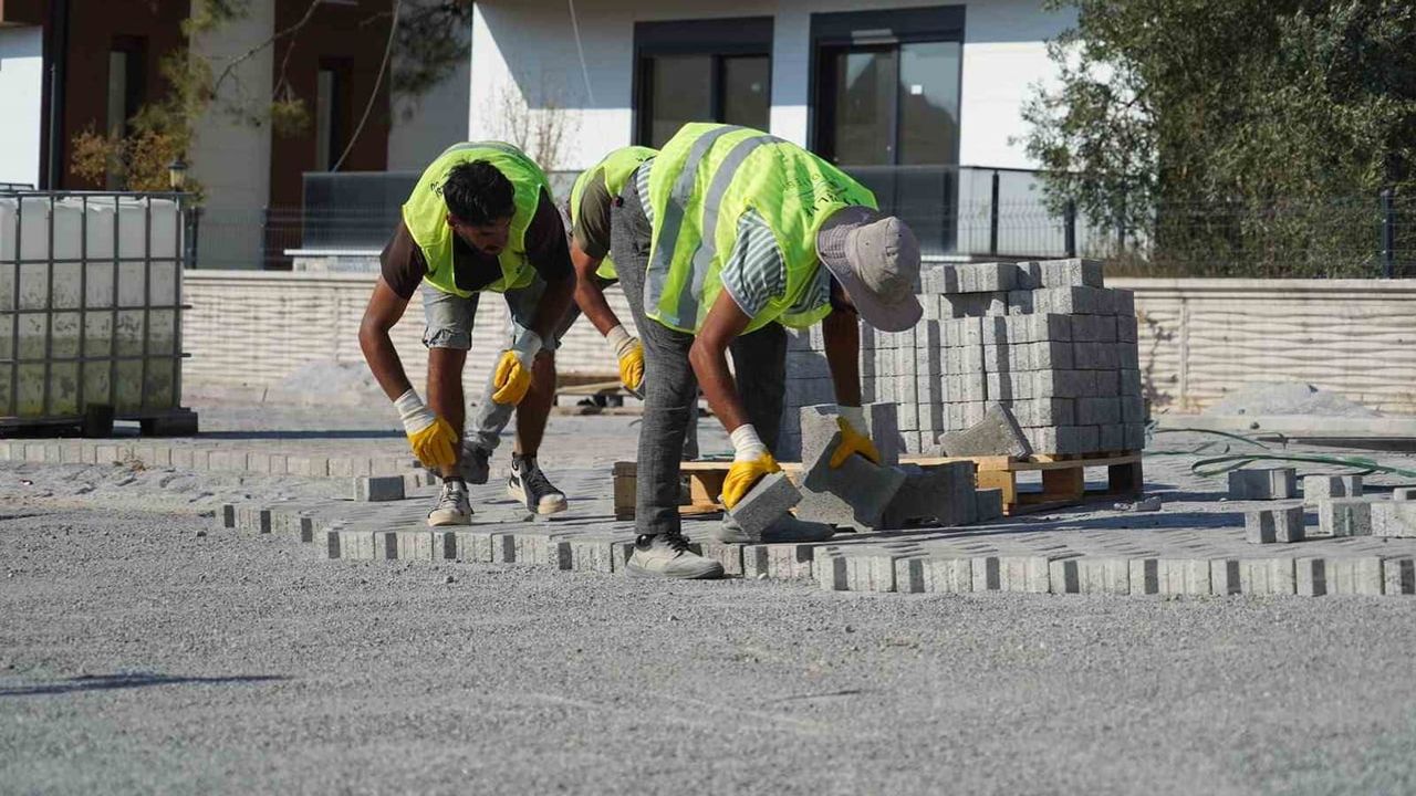 Ayvalık'ta mahalleleri hedef alan kapsamlı yol yenileme seferberliği