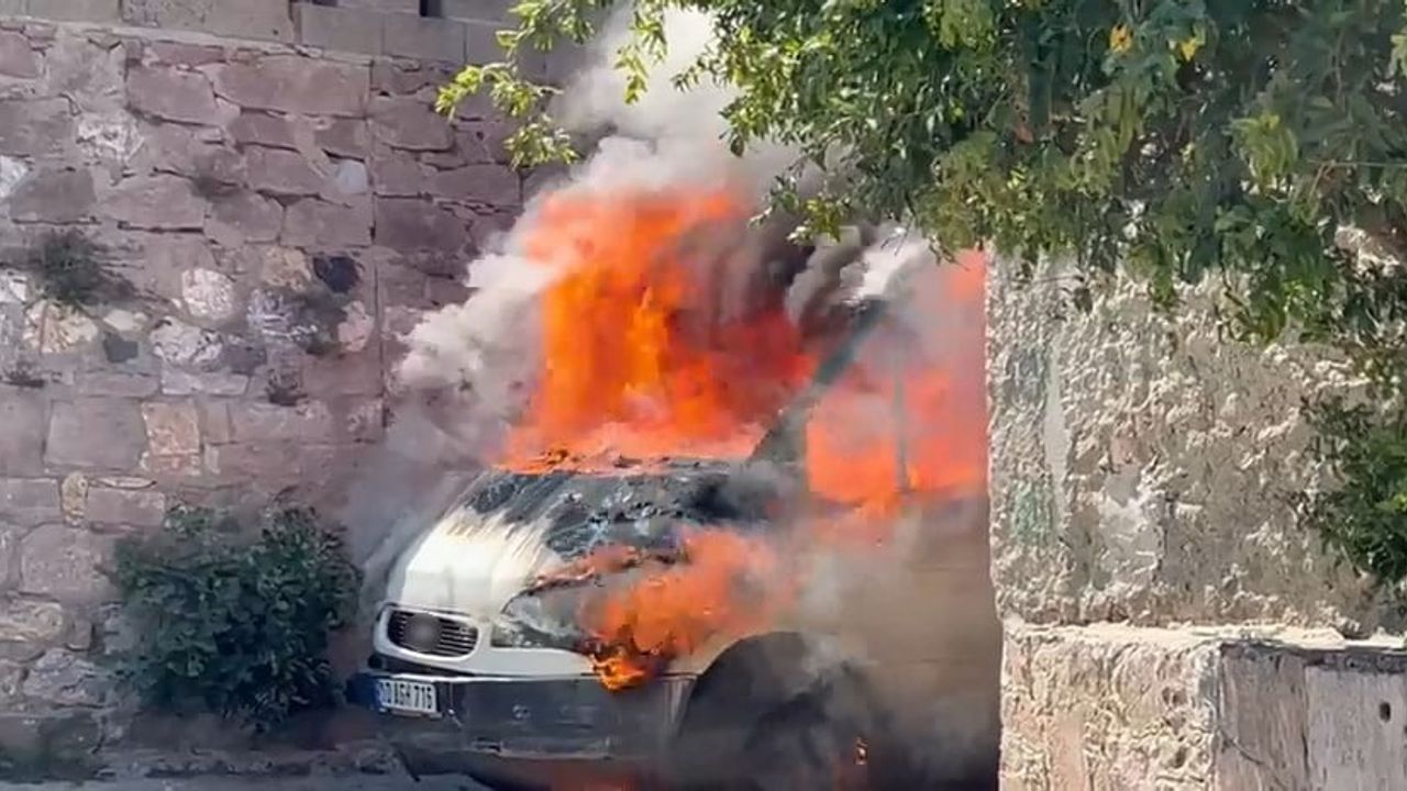 Ayvalık'ta motor bölümünden çıkan yangın teslimattaki kamyoneti ve bazı halıları etkiledi