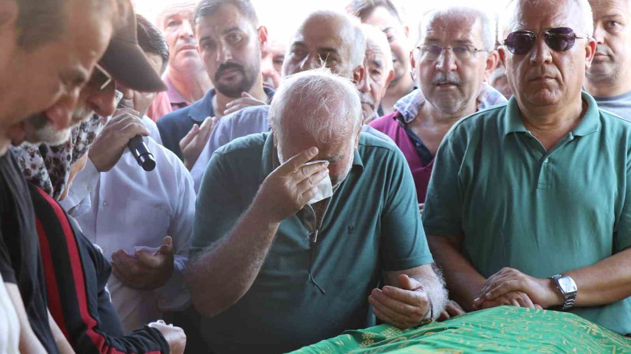Baba kucağında tabutu taşıdı, bebek kundağı mezar taşına sarıldı