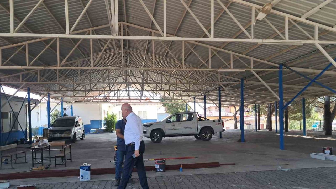 Babadağ'da okul bahçesine çatı: Yeniköy'de kullanım rahatlığı hedefleniyor