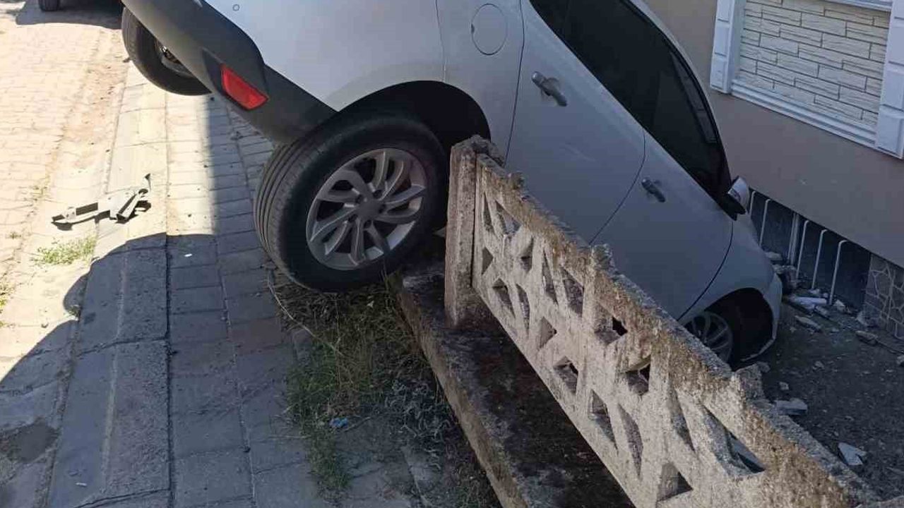 Babaeski'de kontrolü kaybeden araç apartman duvarında asılı kaldı