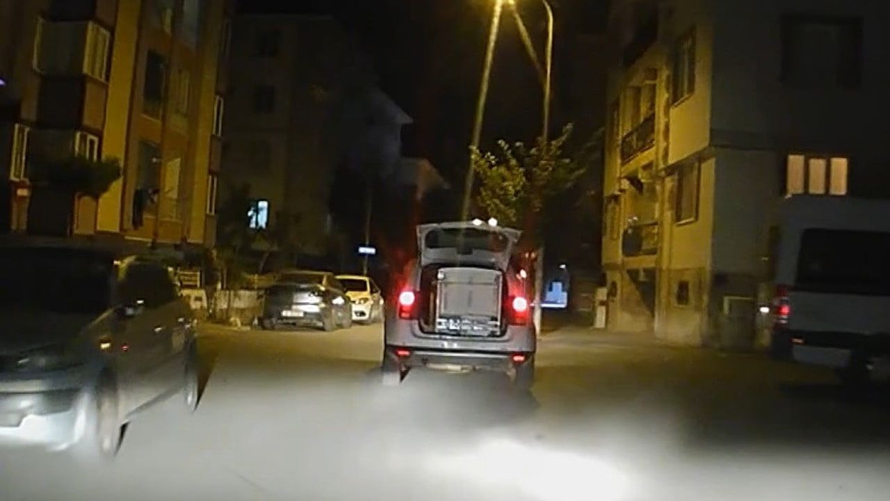 Bagaj kapağı açık buzdolabını iple tutan sürücü trafikte tehlike oluşturdu