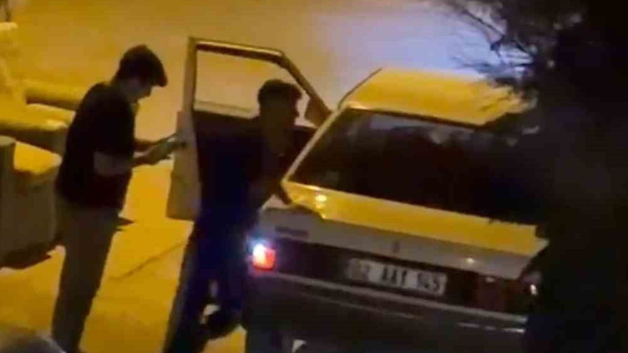 Bagajda oturan genç ani frenle yola savruldu, aracın altından son anda kurtuldu