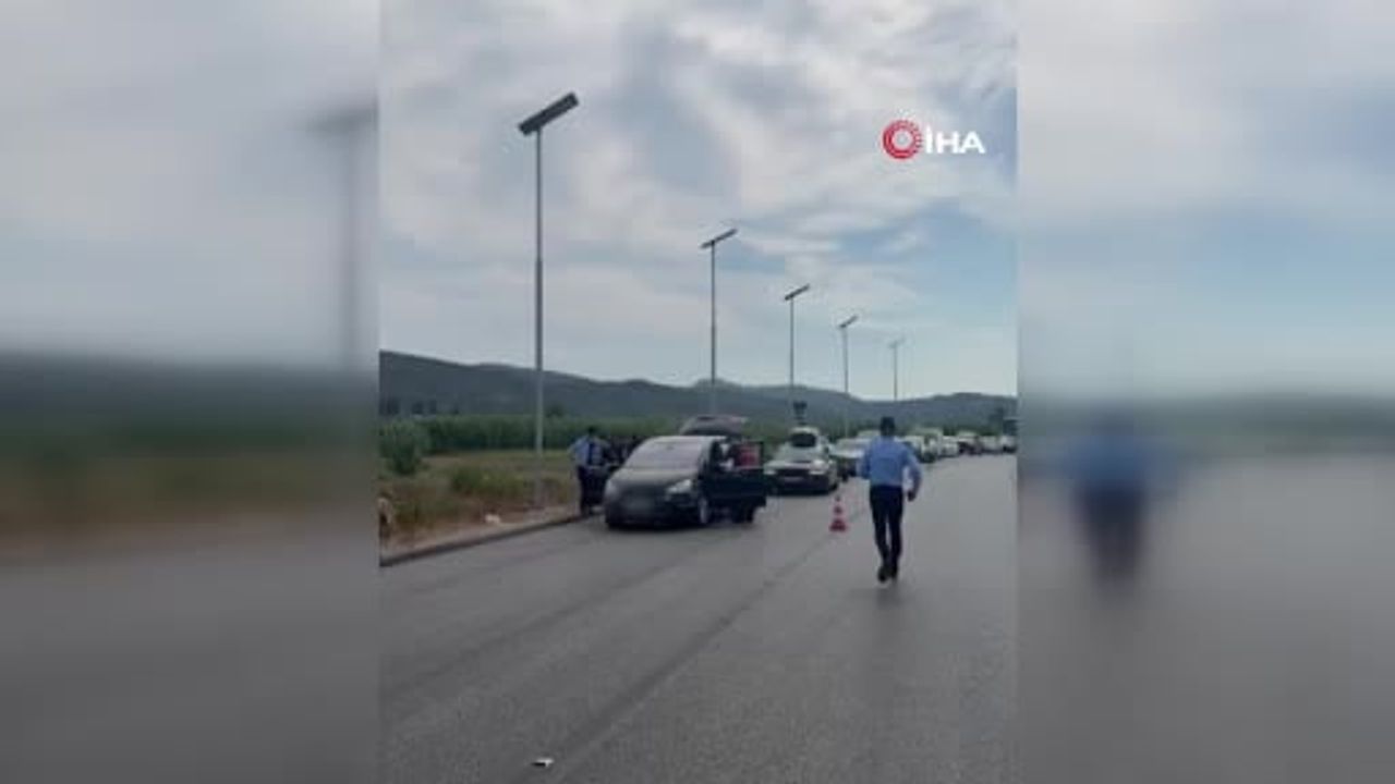 Bagajda yakalanan zanlıyı sakladıkları iddiasıyla iki Türk gözaltında