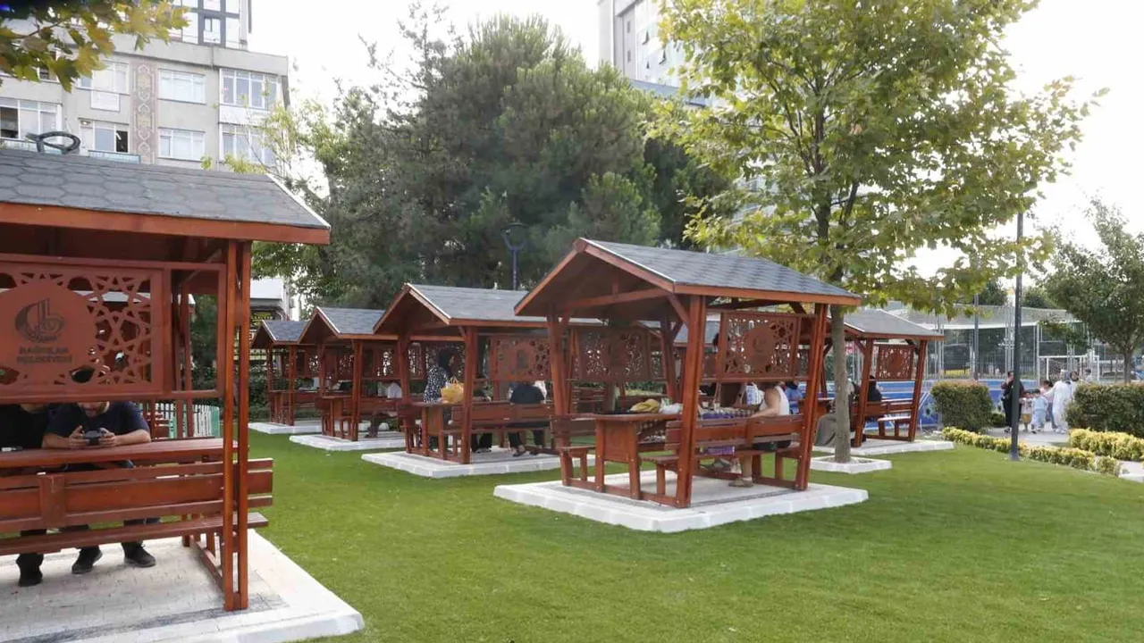 Bağcılar belediyesi binasının bahçesini mahalle yaşamına açtı