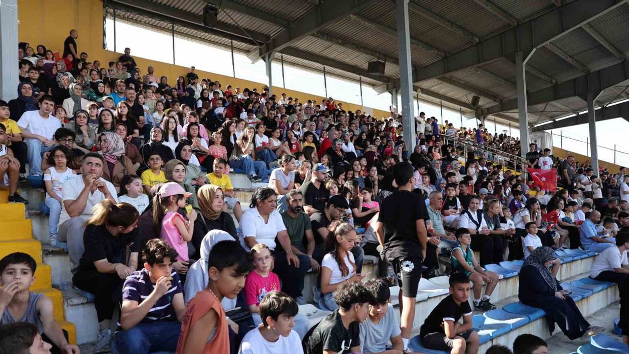 Bağcılar'da binlerce çocuğun coşkusuyla sona eren yaz spor okulları