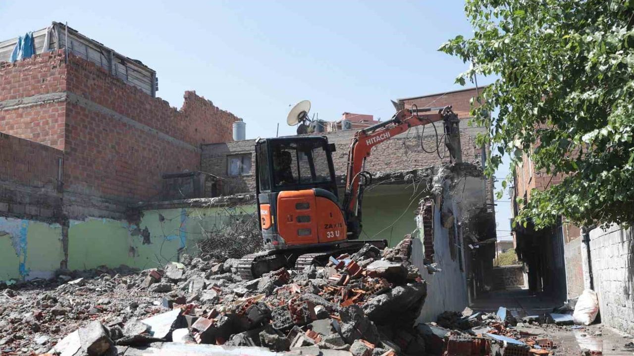 Bağlar'da kentsel güvenlik için 32 metruk bina kaldırıldı
