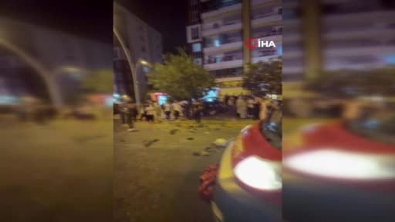 Bağlar'da refüje savrulan otomobiller üç kişinin hastaneye kaldırılmasına yol açtı