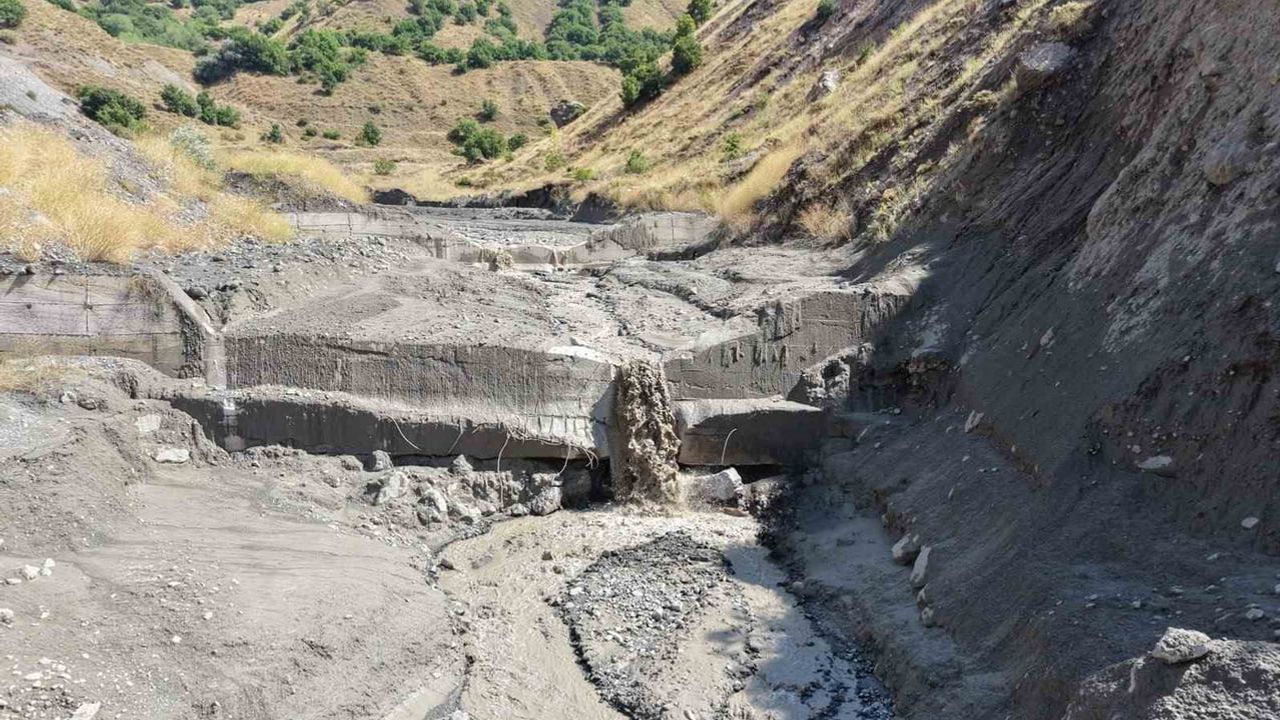 Bağrıdağı'nda sağanak ulaşımı etkiledi; yollar için çalışma başlatıldı