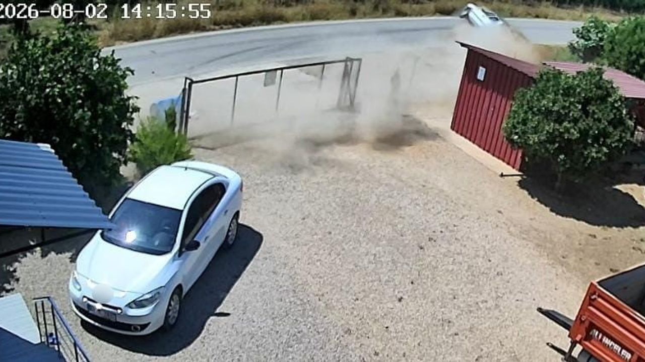 Bahçe kapısına çarpan otomobil takla attı; aynı aileden iki kişi yaralandı