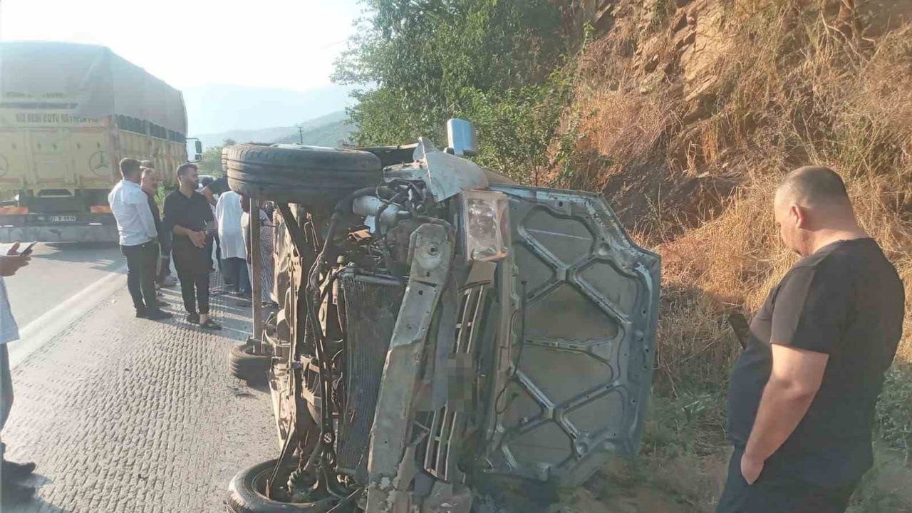 Bahçe rampasında kontrolü kaybeden hafif ticari araç yan yattı, dört kişi yaralandı