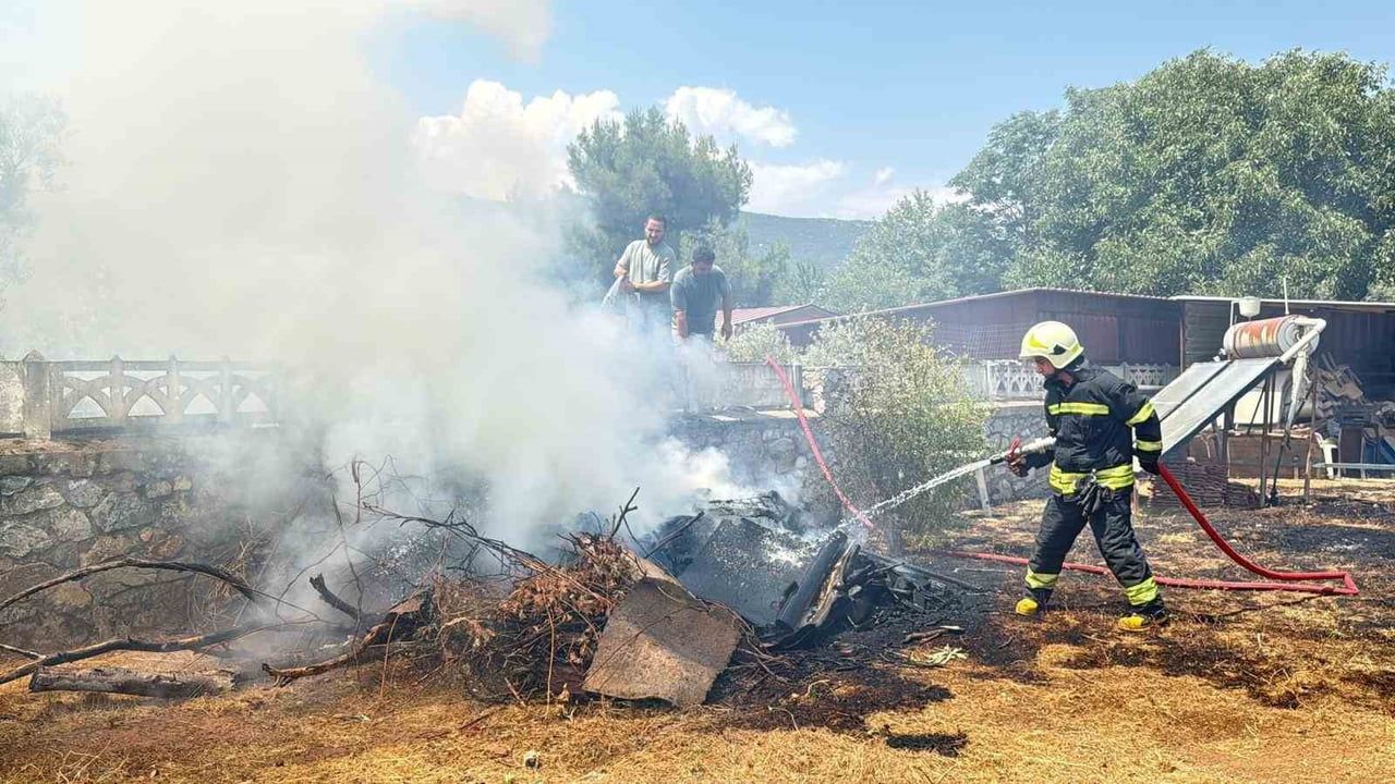 Bahçede başlayan ot yangını itfaiyenin hızlı müdahalesiyle söndürüldü