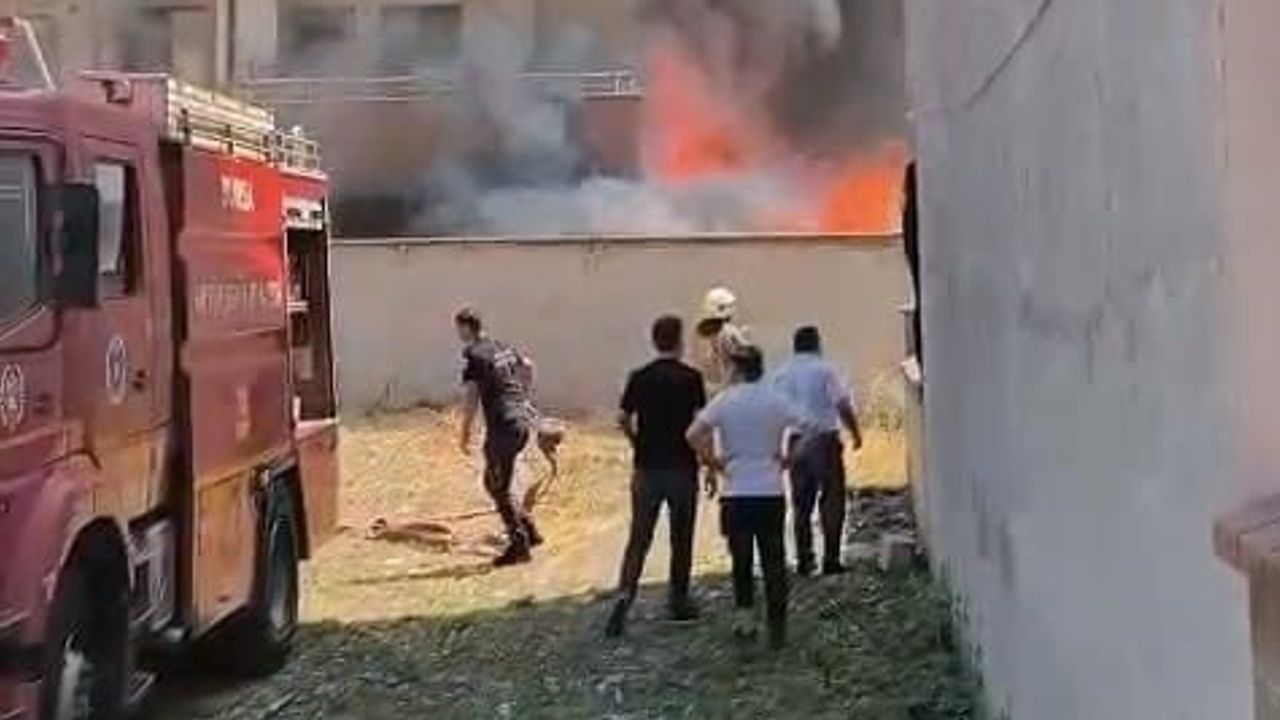 Bahçedeki depo alevleri apartmana sıçradı, itfaiye yaklaşık bir saatte kontrolü sağladı