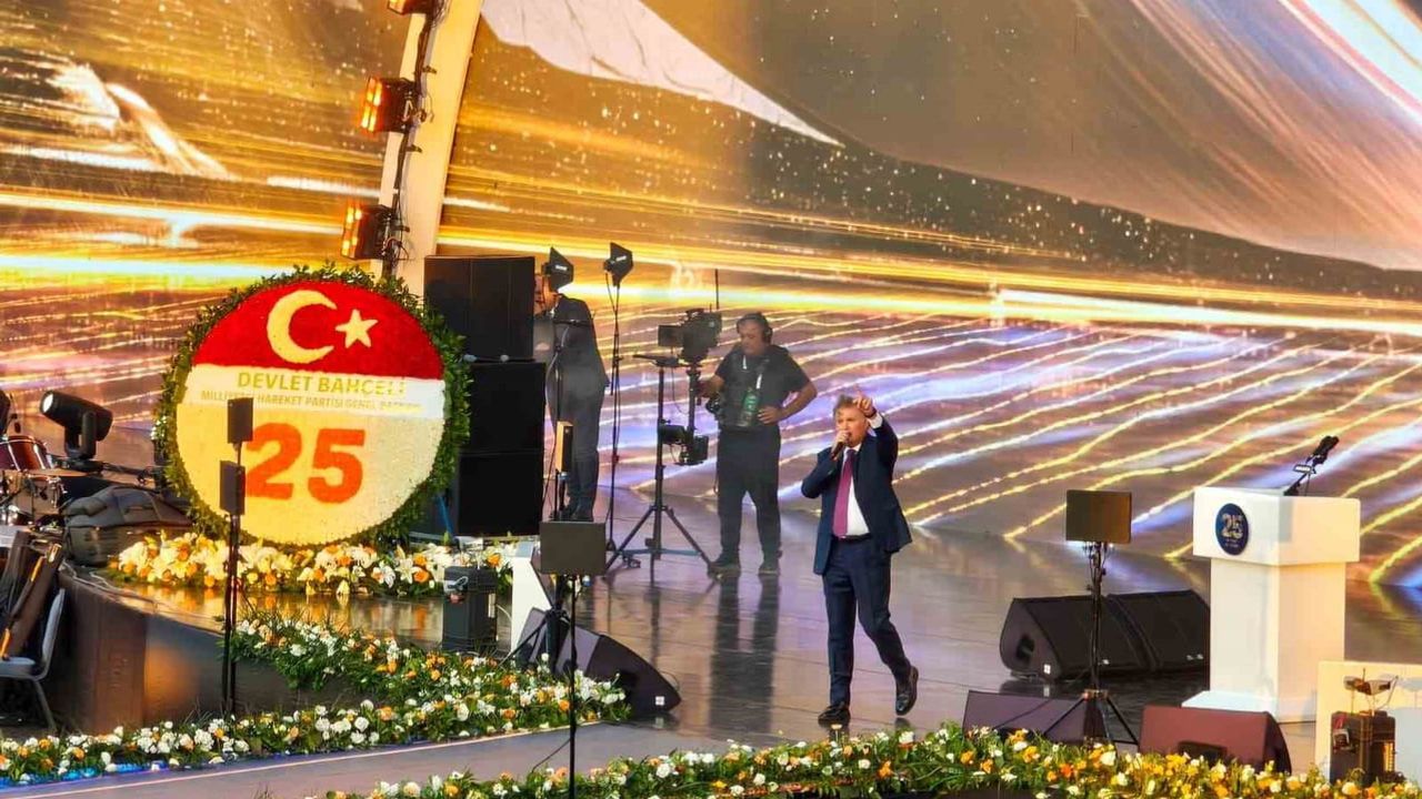 Bahçeli'den AK Parti'nin 25. kuruluş yıldönümüne kırmızı beyaz çelenk