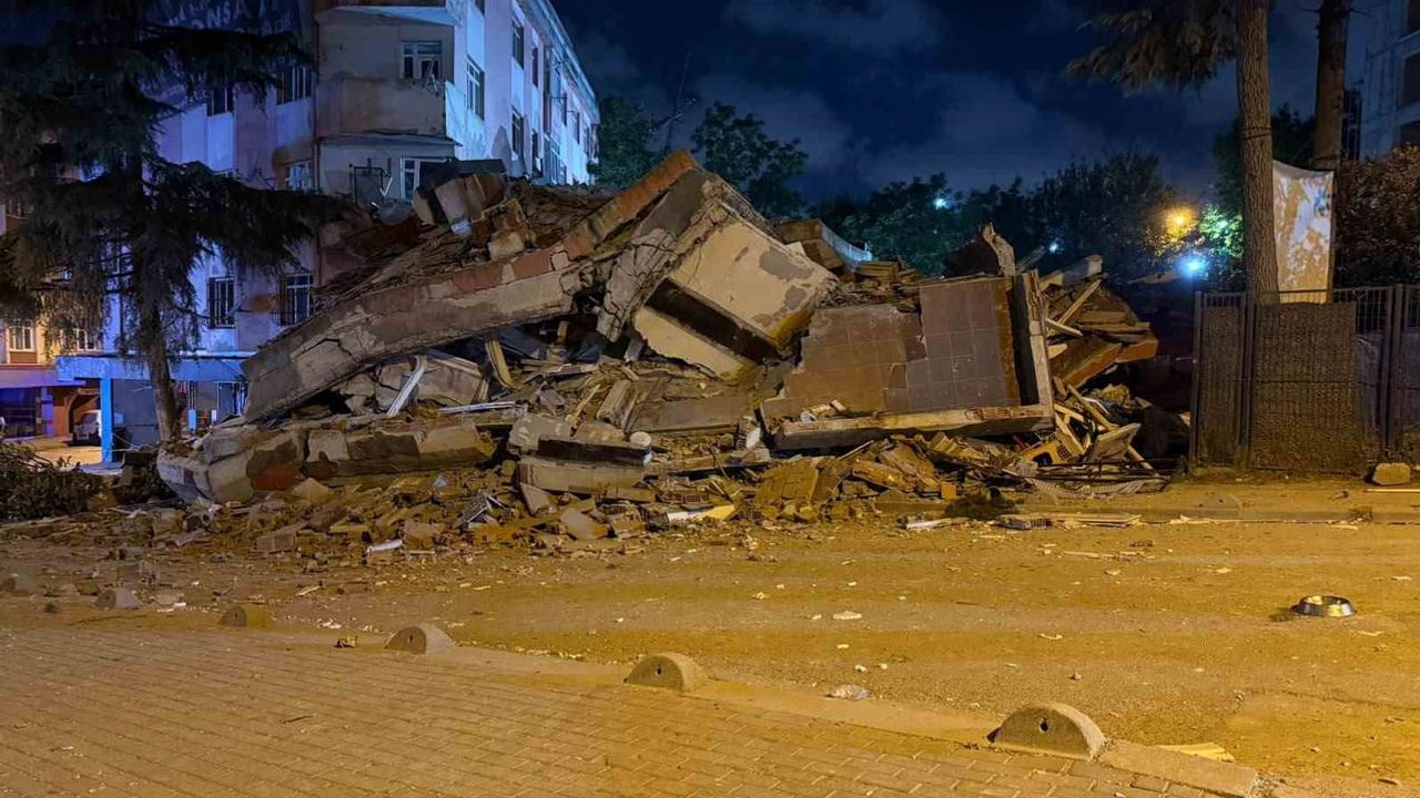 Bahçelievler’de boşaltılan 38 yıllık bina akşam çöktü