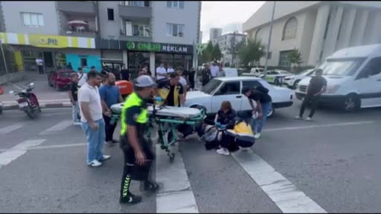 Bahçelievler'de çarpma sonrası motosiklet otomobile çarparak durdu