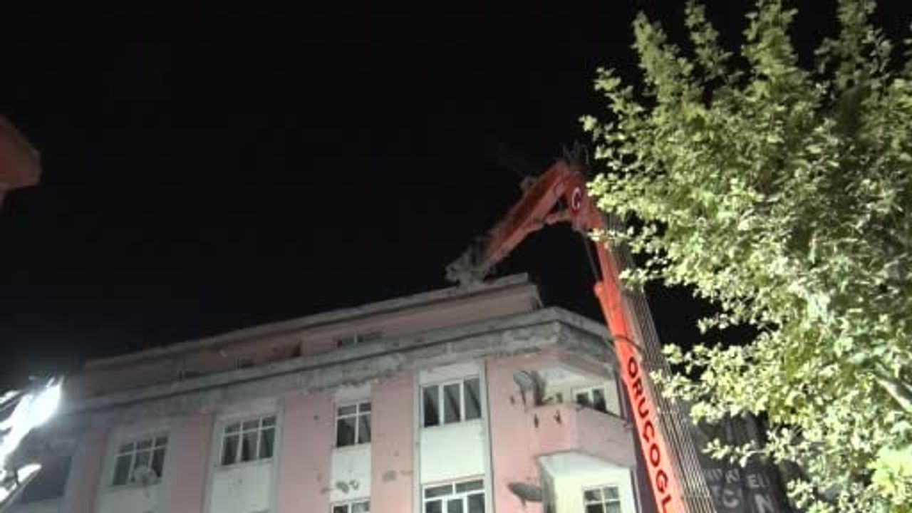 Bahçelievler'de çöken bina sonrası bitişikteki yapı tedbir amaçlı yıkılıyor