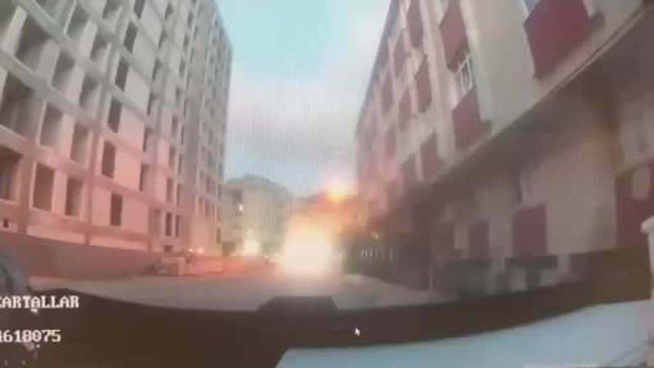 Bahçelievler'de kolon sesleri sonrası boşaltılan 6 katlı binanın çökme görüntüleri