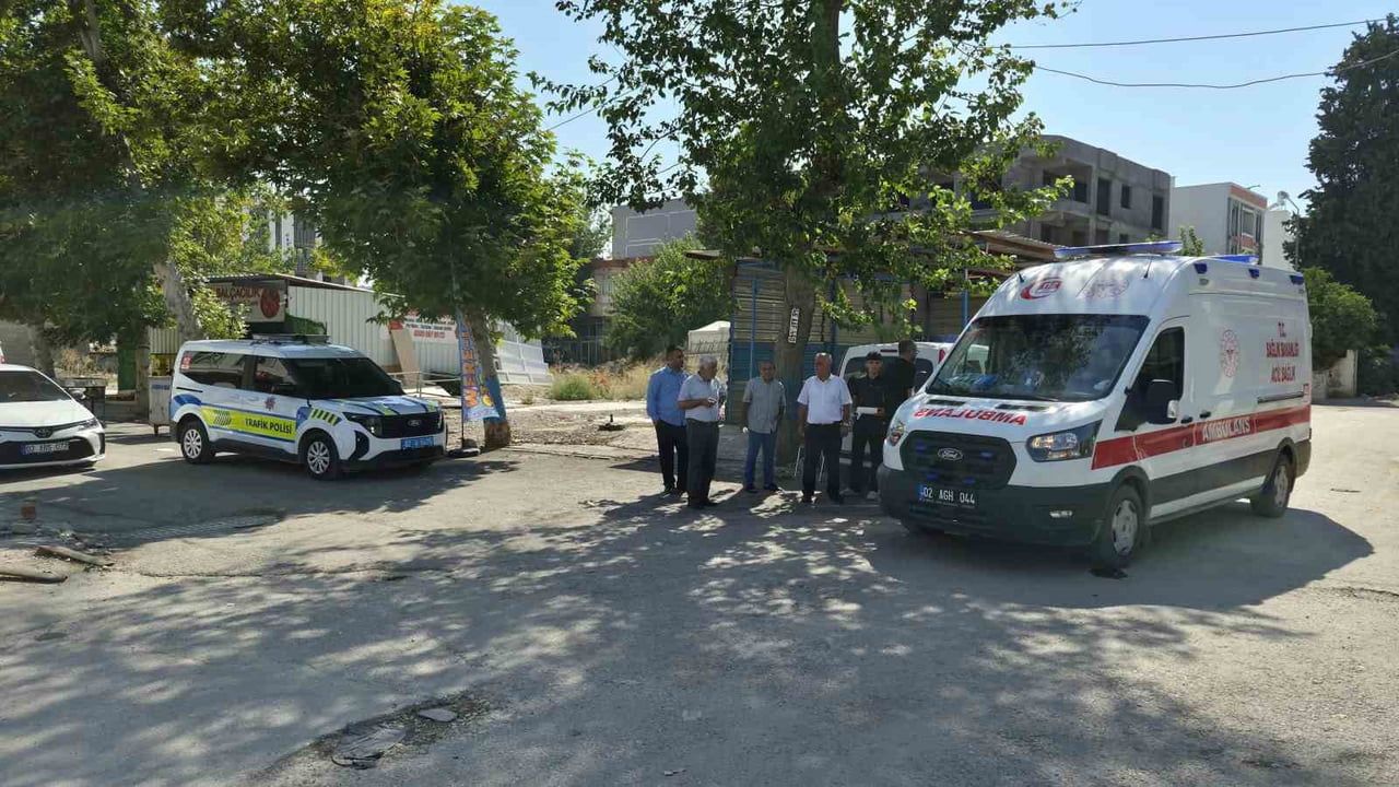 Bahçelievler'de motosiklet devrildi; sürücü ayakta tedavi edildi