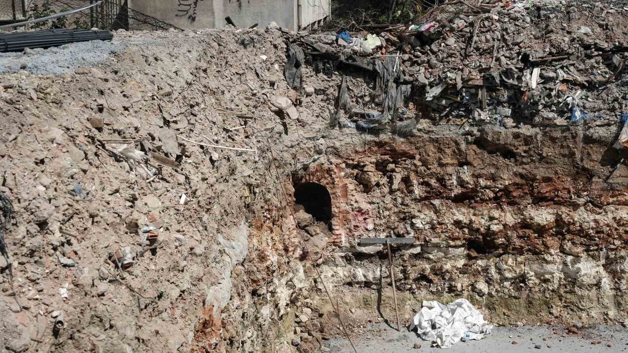 Bahçelievler'de temel kazısında ortaya çıkan yapı inşaatı durdurdu