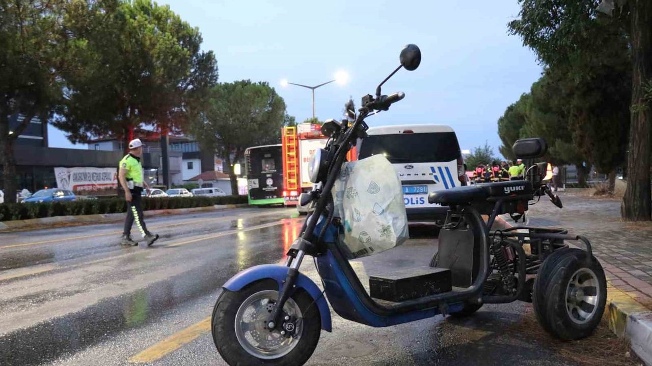 Bahçelievler'de yağış yol açtı: elektrikli motosiklet devrildi, sürücü yaşamını yitirdi