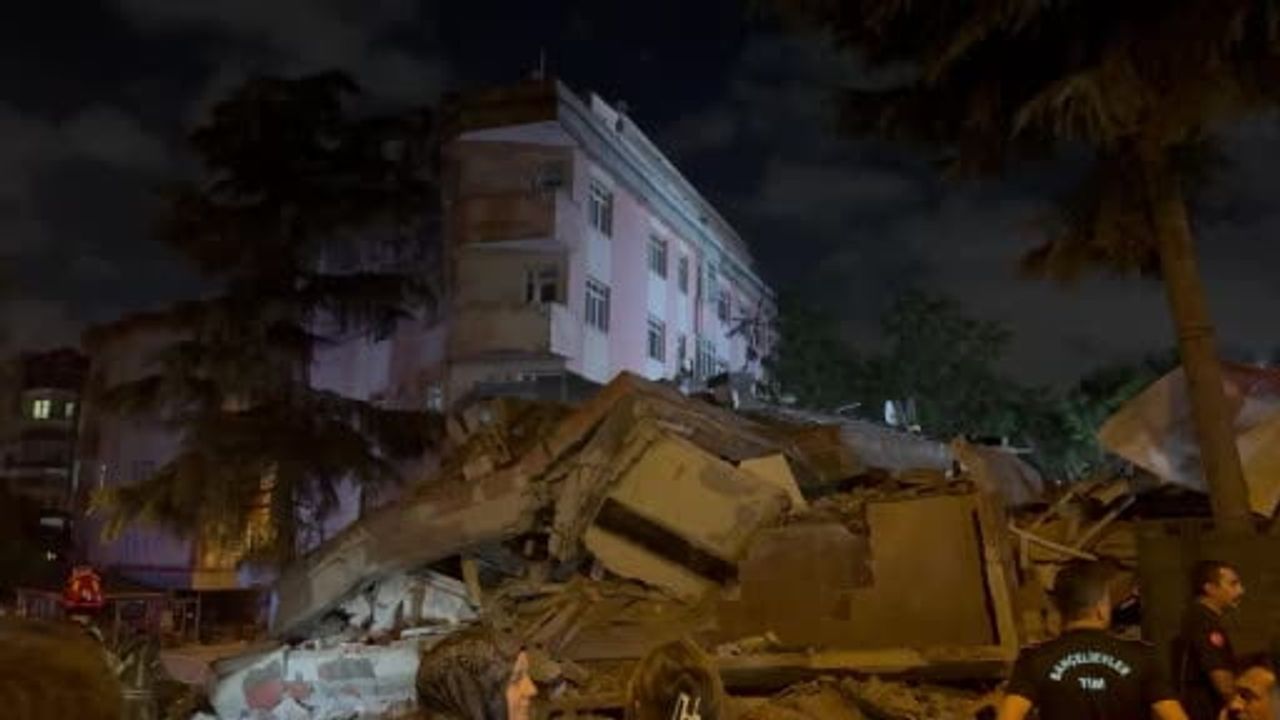 Bahçelievler'de Zorlu Sokak'ta boşaltılan 5 katlı bina çöktü