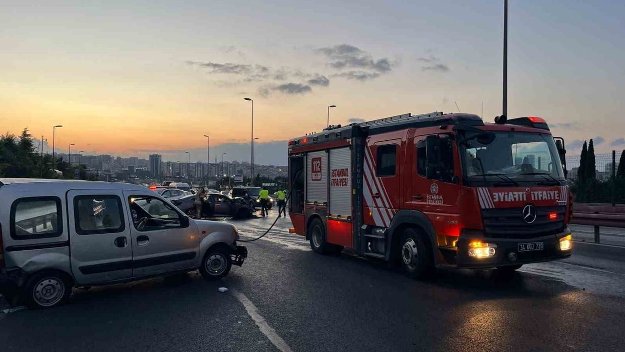 Bahçelievler e5'te kaza: otomobil motoru alev aldı, iki sürücü hastaneye kaldırıldı
