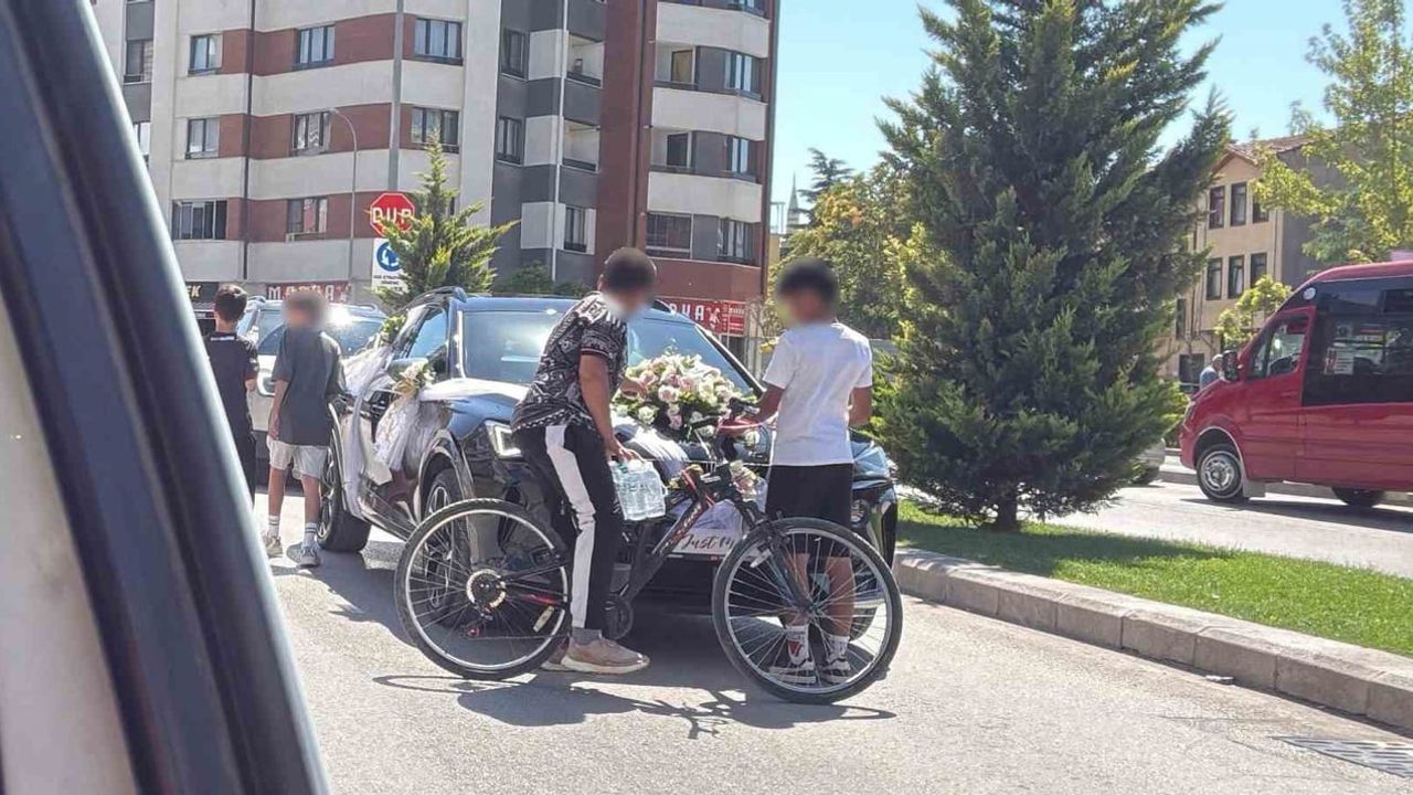 Bahşiş için gelin arabasının önünü kesen çocuklar trafikte tehlike oluşturdu
