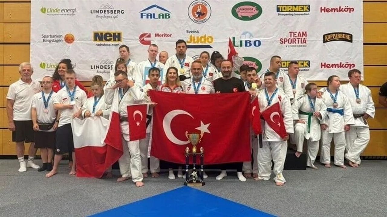 Bakan Bak'tan Lindesberg'de namağlup şampiyon olan Down Judo Milli Takımı'na kutlama