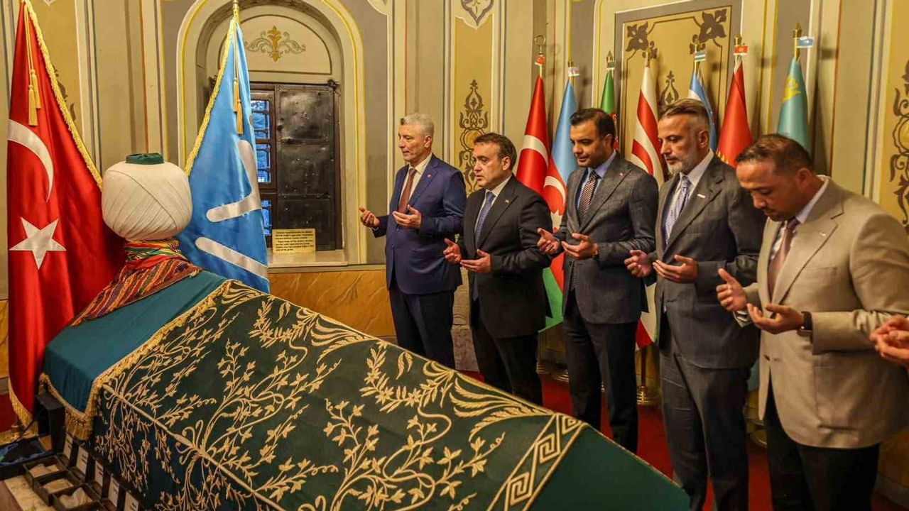 Bakan Bolat türbede nöbet değişimini izledi, Ertuğrul Gazi'yi andı