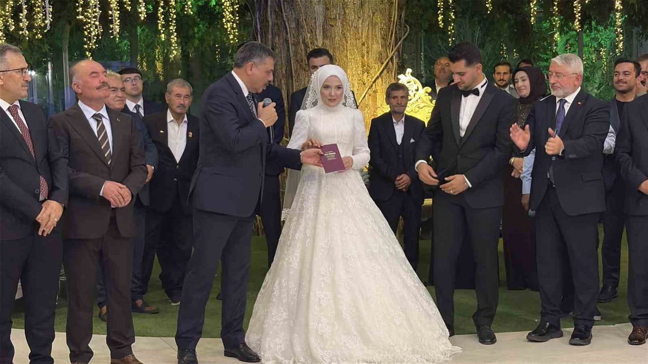 Bakan Çiftçi nikah şahidi oldu: genç çifte en az üç çocuk temennisi