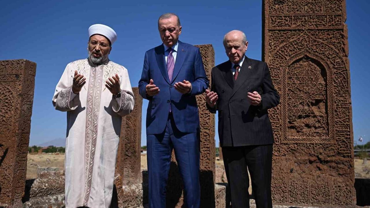 Bakan Kacır: Ahlat'ta atalara saygı, geleceğe güçlü mesaj
