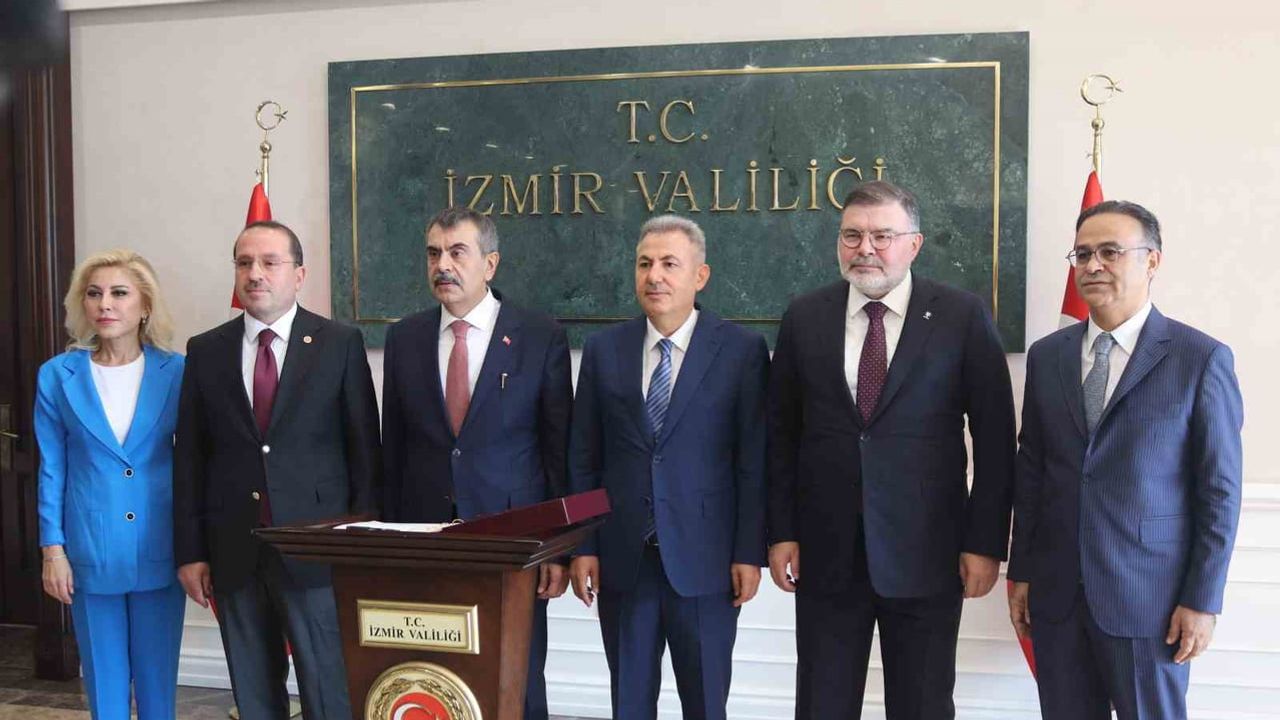 Bakan Tekin İzmir'de yelken kampında çocukların milli ve manevi gelişimini vurguladı