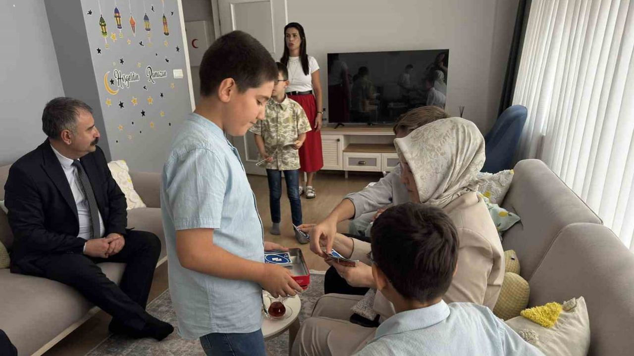 Bakan yardımcısı Yenigün Eskişehir'de çocuk evlerinde çocuklarla buluştu