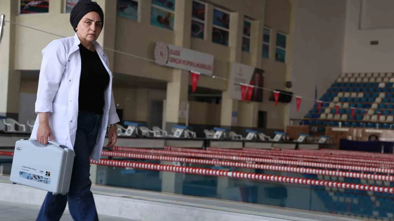 Bakanlığın tek kimyageri Elazığ havuzlarını ulusal standartlarda tutuyor