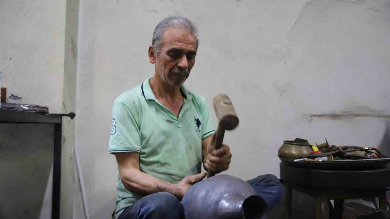 Bakırın son tokmağı: Gaziantep'te 57 yıldır çekiçleyen usta mesleğinin geleceğinden endişeli
