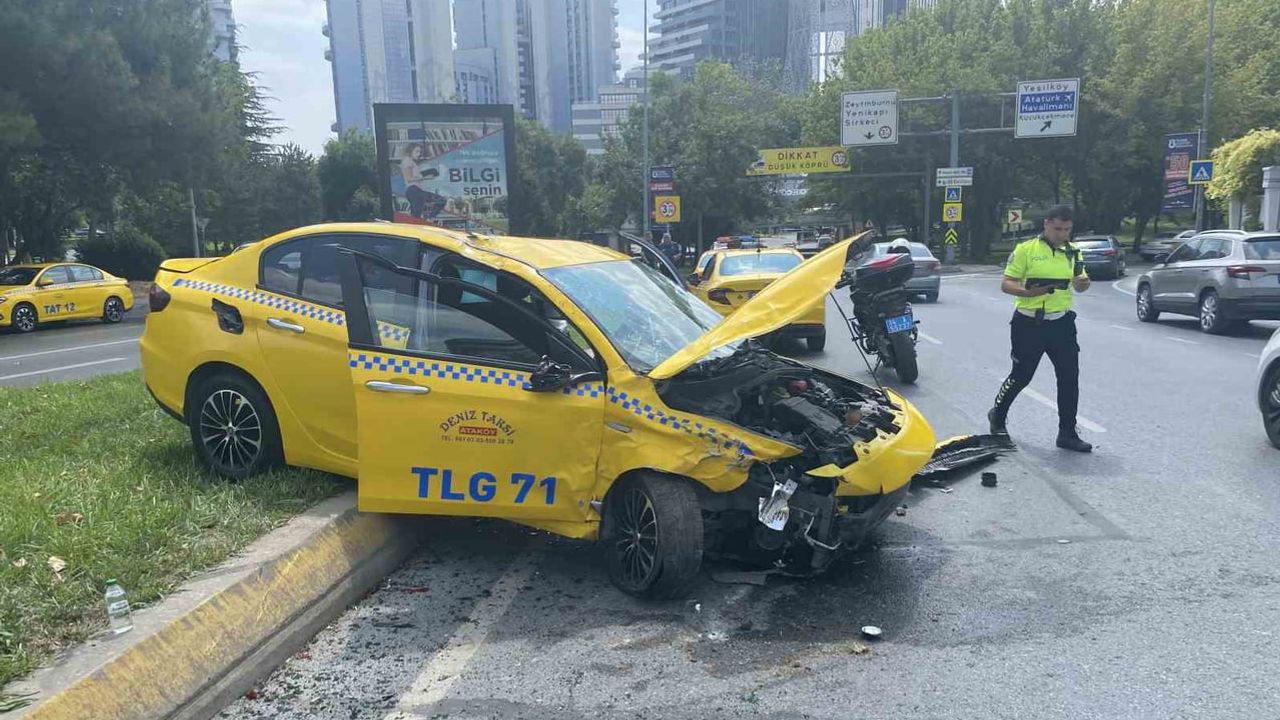 Bakırköy'de refüje savrulan otomobil ve taksi kazası: şoför hastaneye kaldırıldı