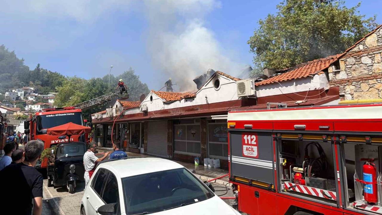 Balık halinde çıkan çatı yangını itfaiyenin müdahalesiyle söndürüldü