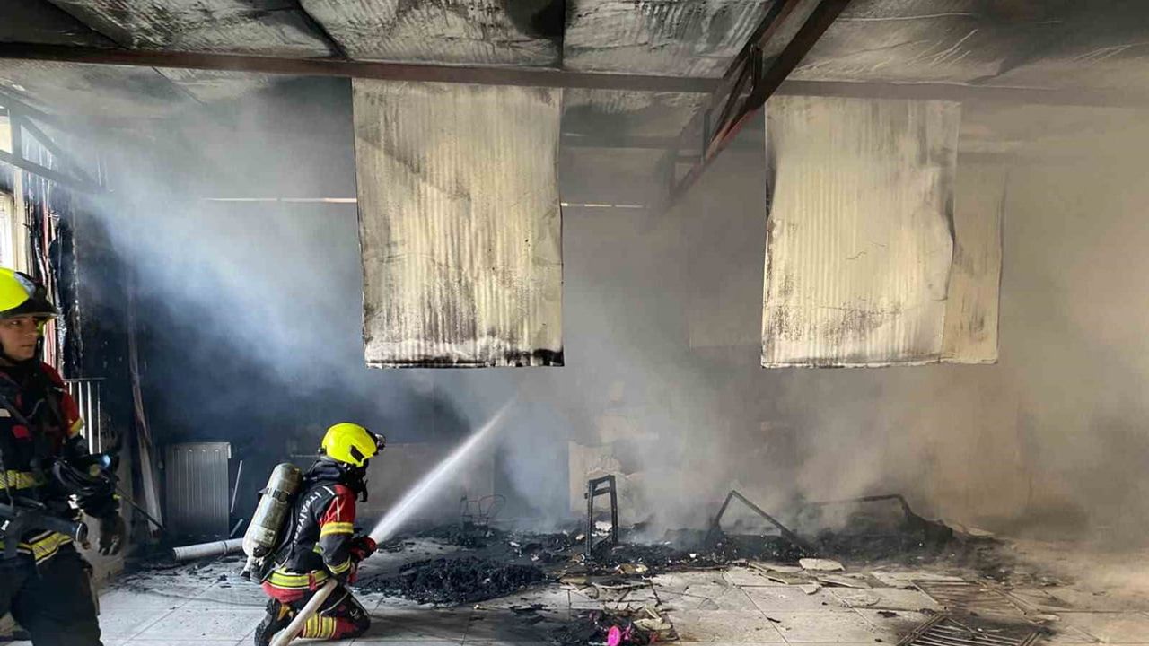 Balıkesir'de balkondaki yangın itfaiyenin müdahalesiyle kontrol altına alındı