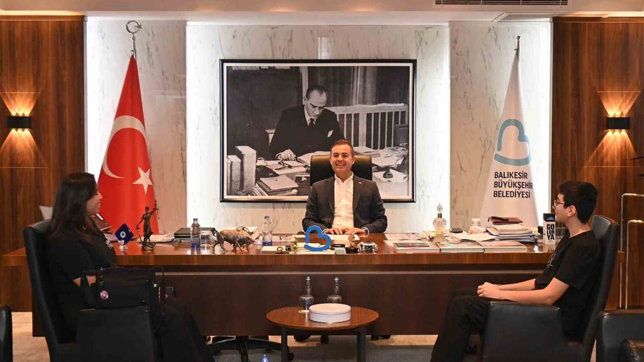 Balıkesirli LGS birincileri başkan Akın'ın makamında tebrik edildi
