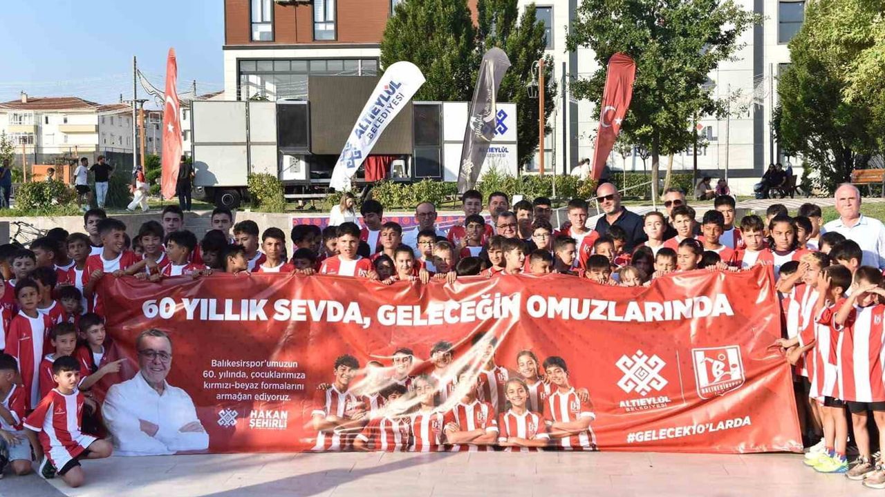 Balıkesirspor formaları Altıeylül’ün miniklerine gururla ulaştı