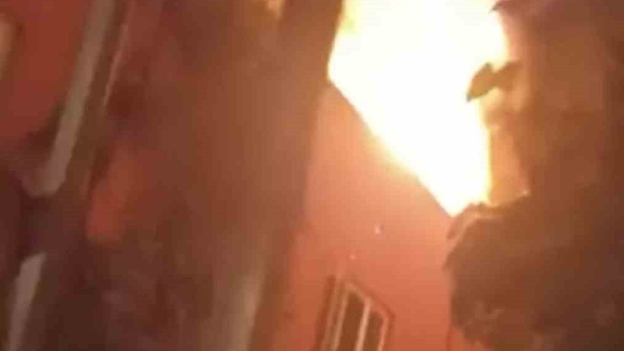 Balkondaki unutulan sigara evi alevlere teslim etti
