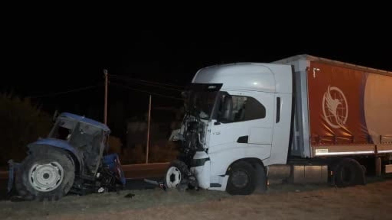 Banaz'da traktör ile tırın çarpışması: traktör sürücüsü hayatını kaybetti