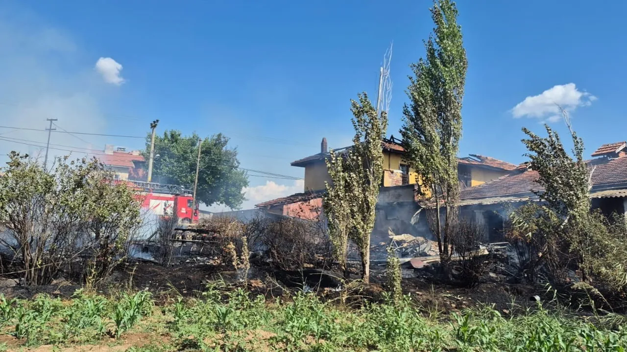 Banaz Susuz köyünde çıkan yangın evin kullanılmaz hale gelmesine yol açtı