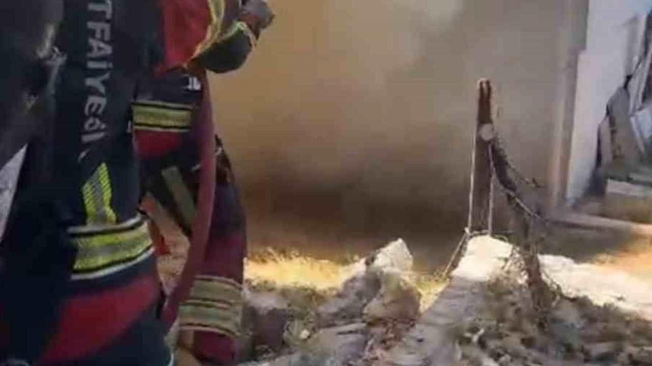 Bandırma'da birinci kat dairesindeki yangın itfaiyenin müdahalesiyle söndürüldü
