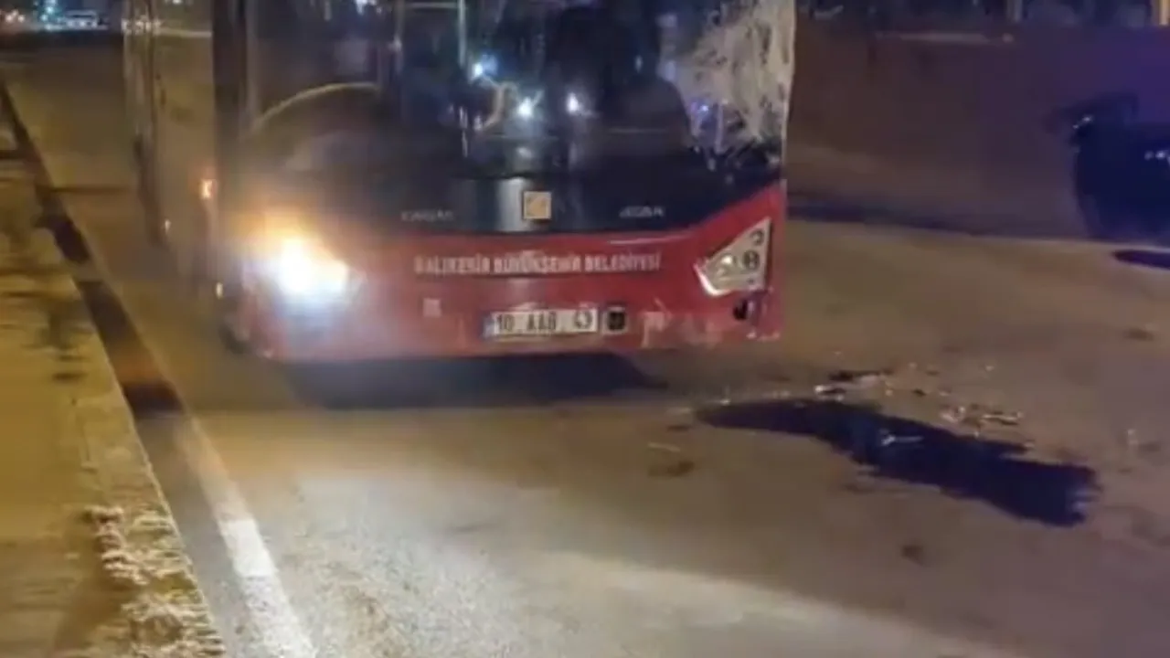 Bandırma'da kız öğrenci yurdu önünde kaza: ters yönde giden otobüsle motosiklet çarpıştı