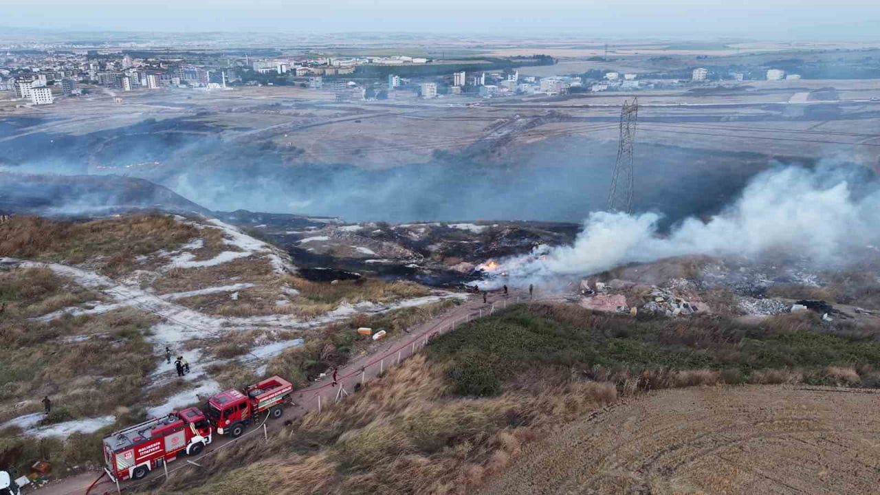 Bandırma'da rüzgarla yayılan otluk ve çöp yangını ekiplerin ortak çalışmasıyla söndürüldü