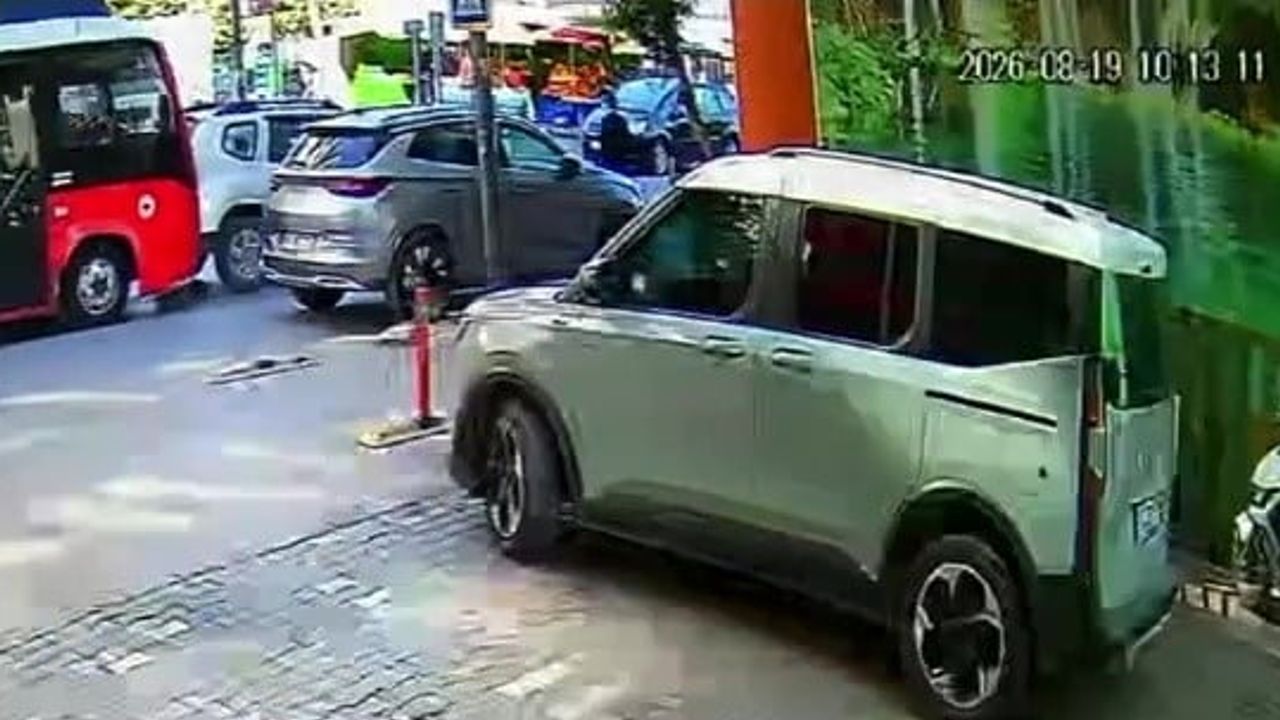 Bandırma'da yaya için duran otomobile arkadan çarpma anı kamerada